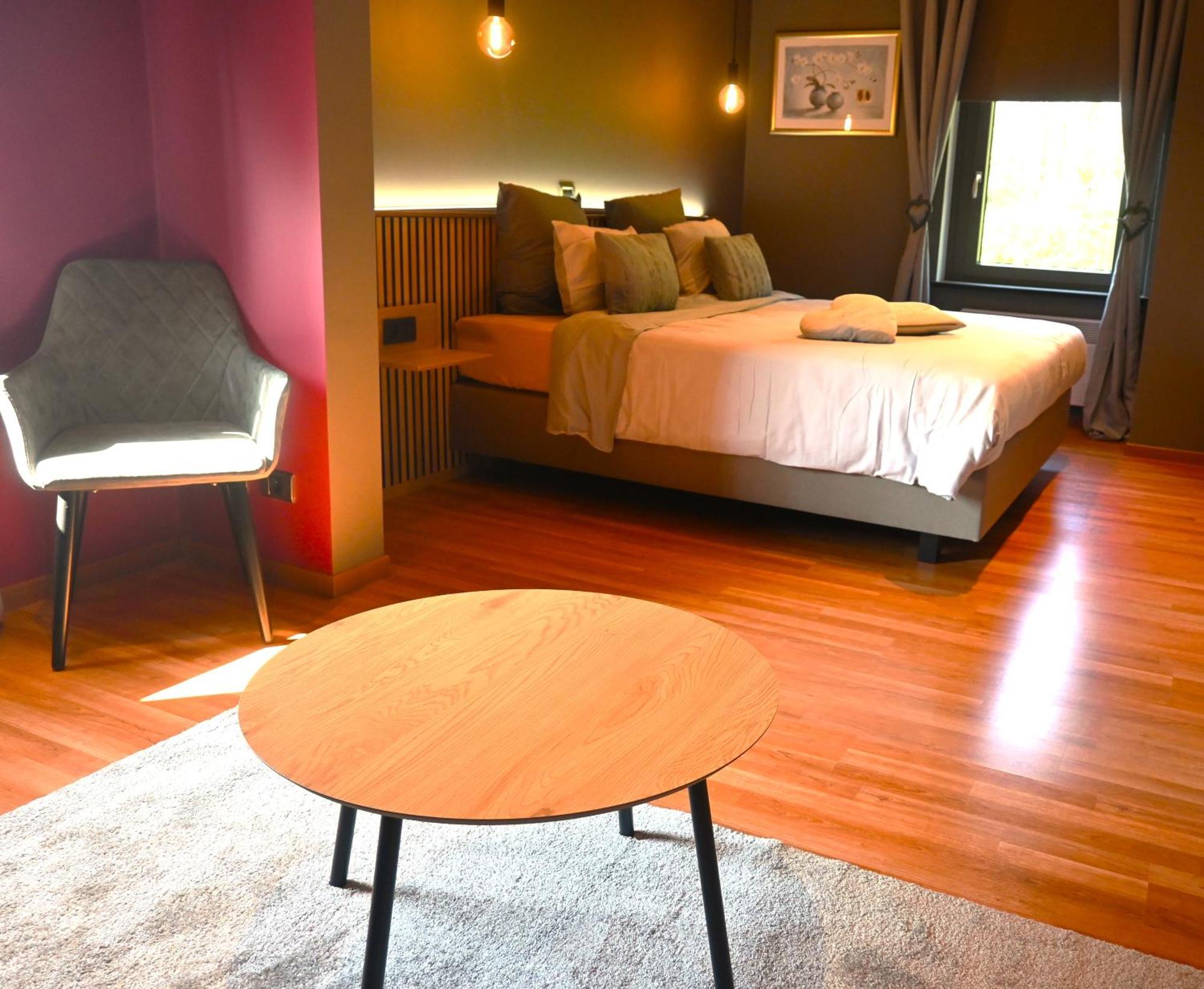 Hotel Au Coeur de Lacuisine Florenville Extérieur photo